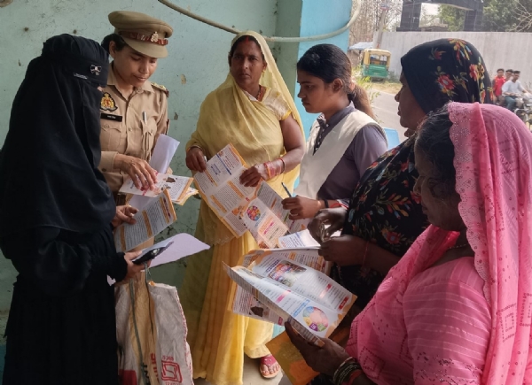 फोटोमहिलाओं को जागरू क करती