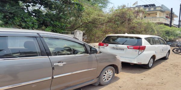 घर बाहर खड़े हुए वाहन।