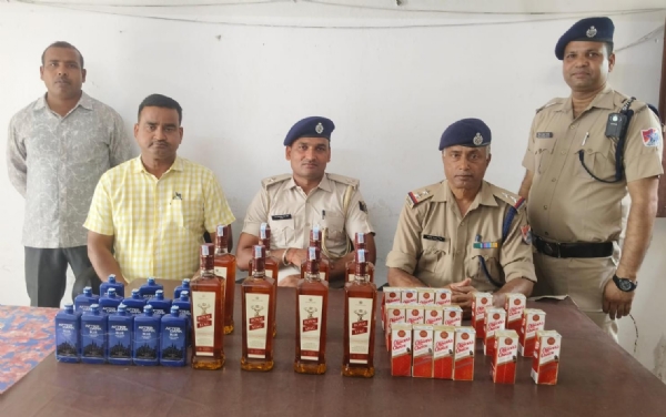 बरामद शराब के साथ आरपीएफ के अधिकारी