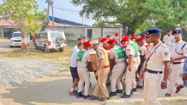 सारण में दिवंगत पुलिस अवर निरीक्षक विद्यानंद ठाकुर को दी गई ससम्मान अंतिम विदाई