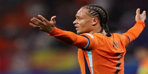 नीदरलैंड्स के मिडफील्डर ज़ावी साइमन्स