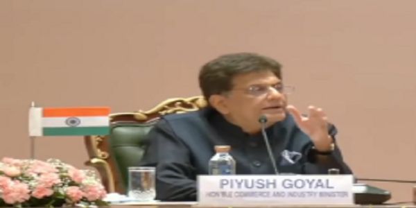 प्रेस को संबोधित करते हुए वाणिज्य मंत्री पीयूष गोयल