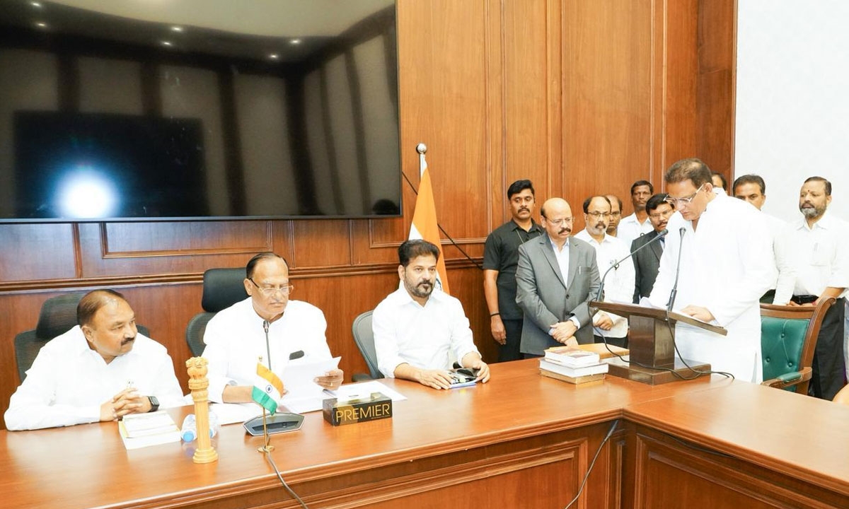 मोहम्मद अजहरुद्दीन और टीजेएस अध्यक्ष एम. कोदंडराम ने  विधानपरिषद सदस्य के रूप में शपथ ली।