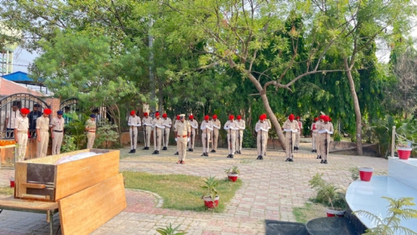 सारण में दिवंगत पुलिस अवर निरीक्षक विद्यानंद ठाकुर को दी गई ससम्मान अंतिम विदाई