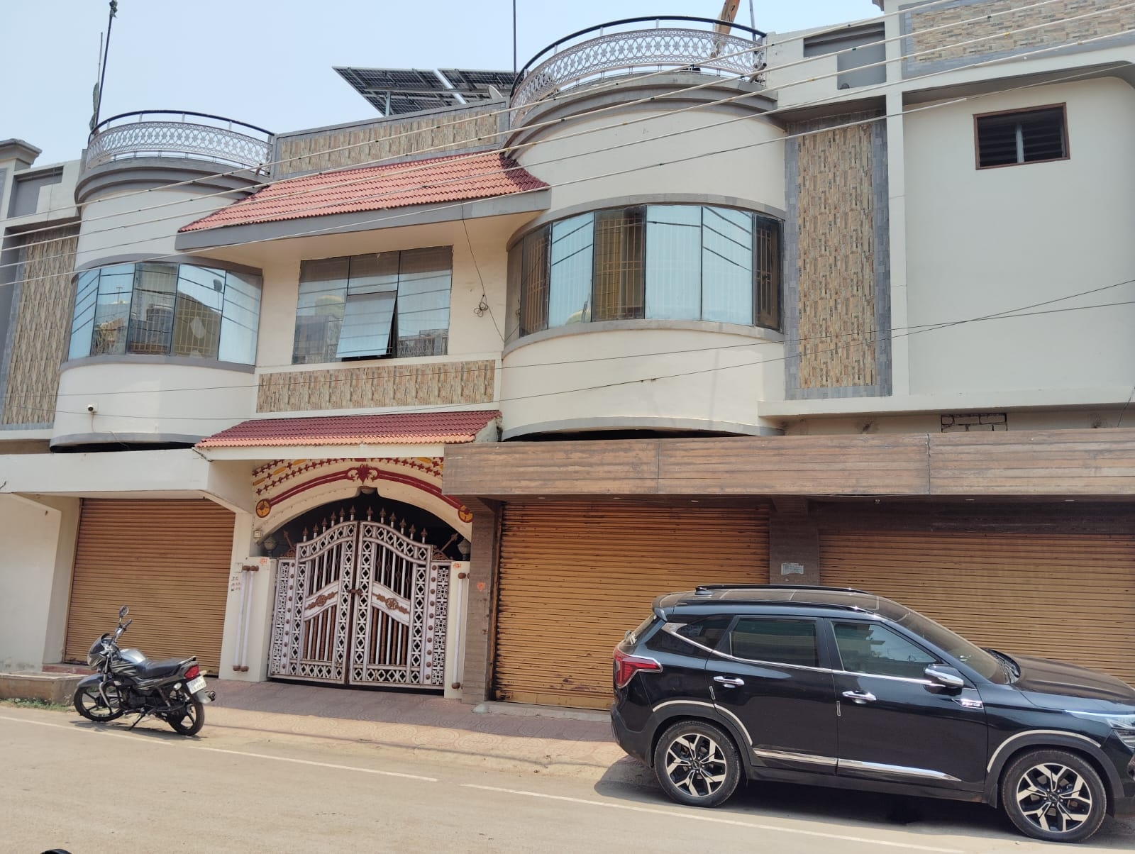 कुरूद में चंद्राकर निवास में चल रही कार्रवाई।