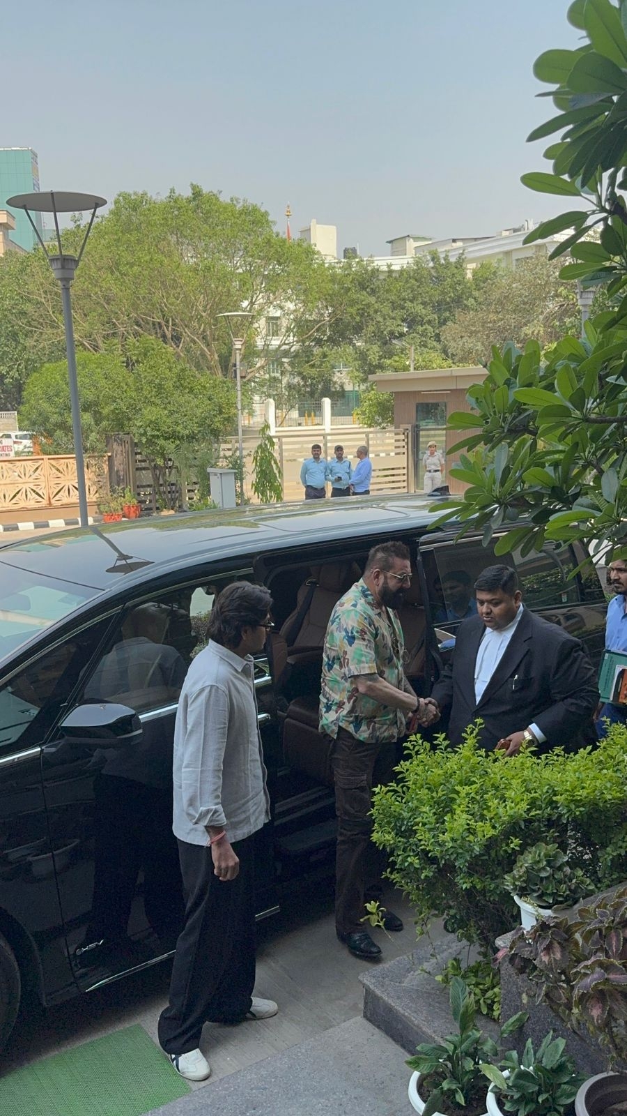 अभिनेता संजय दत्त राष्ट्रीय महिला आयोग के दफ्तर पहुंचे