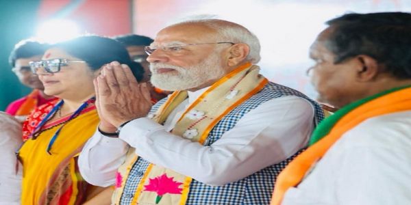 प्रधामंत्री नरेंद्र मोदी संग अन्य भाजपा कार्यकर्ता