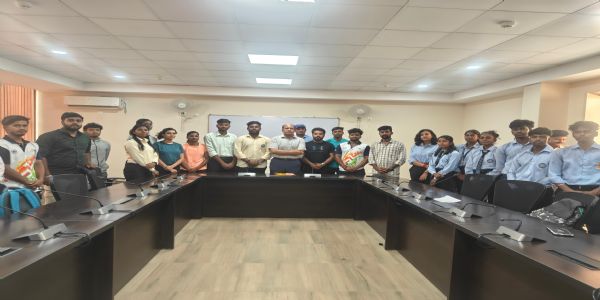 खेल सुविधाओं की बदहाली और अनियमितताओं को लेकर छात्रों ने कुलपति को सौंपा ज्ञापन