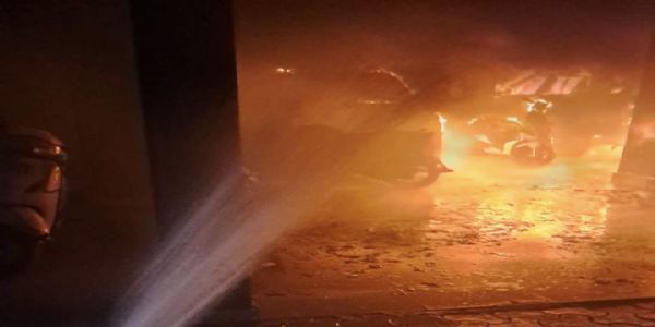 बरेली : शॉर्ट सर्किट से अपार्टमेंट में आग, कई वाहन जलकर खाक