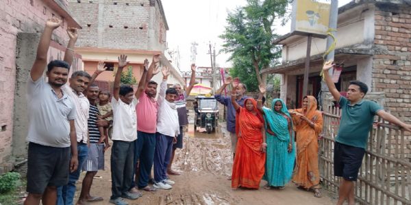 बरूआरी पंचायत की जर्जर सड़क पर फूटा ग्रामीणों का गुस्सा