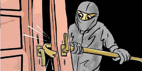 डॉक्टर के यहां गई महिला के घर का ताला तोड़कर लाखों रुपये के जेवरात और नकदी चोरी