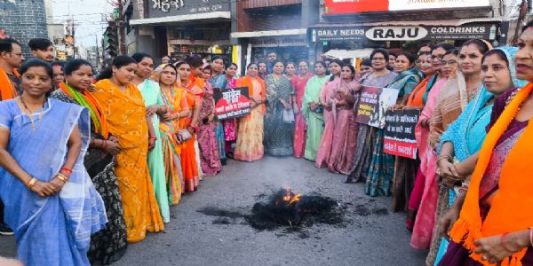 भाजपा महिला मोर्चा का विरोध प्रदर्शन, पुतला फूंक कर जताया आक्रोश