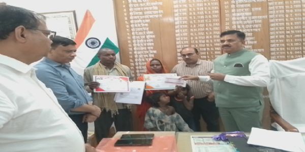 थ्रेशर हादसे में मृतक के परिवार को 5 लाख की सहायता, कई योजनाओं का भी मिला लाभ