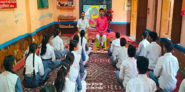 योग दिवस काउंटडाउन के तहत छात्र-छात्राओं को योग का महत्व बताया
