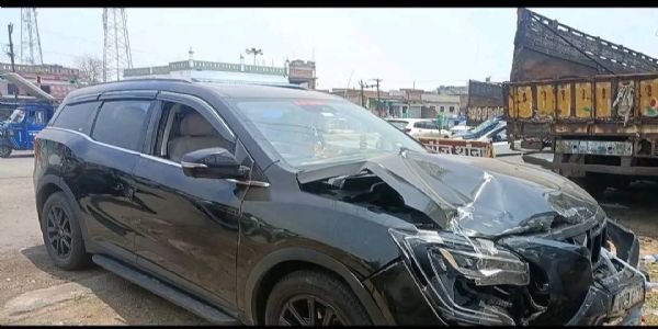 सड़क हादसे में कई वाहन आपस में टकराए, दंपति घायल