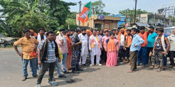 गोघाट में भाजपा रैली पर हमले के आरोप के बाद थाने के सामने प्रदर्शन, राजनीतिक तनाव बढ़ा