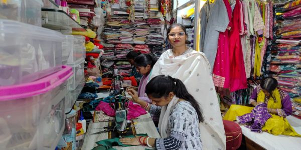 सूरजपुर : सिलफिली की मालती बनीं ‘लखपति दीदी’, 14 महिलाओं को दिया रोजगार