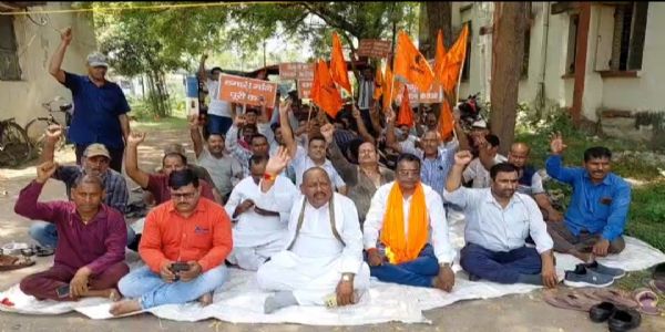 आईआईटी-आइएसएम में सुरक्षा कर्मियों की छंटनी के विरोध में धरना