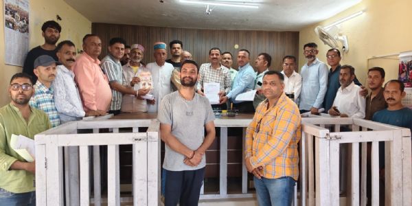 गौमाता को राष्ट्रमाता घोषित करने की मांग को लेकर तहसीलदार कमरऊ को ज्ञापन