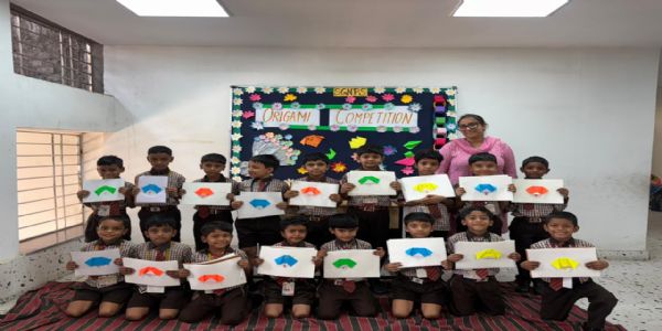 विद्यालय में ओरिगामी गतिविधि में दिखाई प्रतिभा