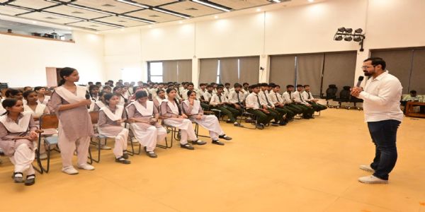 देवरिया में छात्रों काे एआई की गयी जानकारी