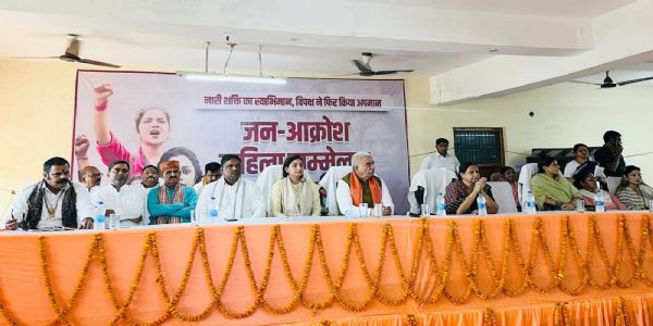 बलरामपुर में भाजपा की जन आक्रोश महिला रेली में विपक्ष पर हमला, किया राहुल व अखिलेश का पुतला दहन