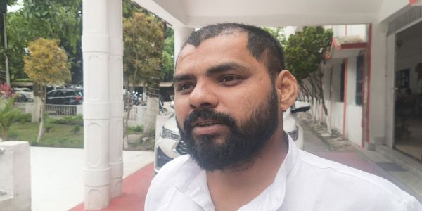 पुल निर्माण से सड़क बंद, डायवर्सन नहीं, आंधी से नुकसान और जलजमाव पर डीएम से कार्रवाई की मांग