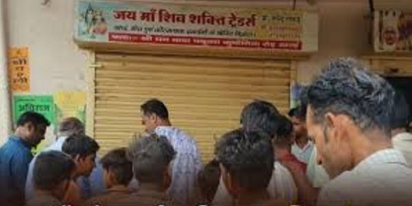 खाद-बीज विक्रेताओं की हड़ताल, इंदौर में प्रदर्शन, कलेक्टर को सौंपा ज्ञापन