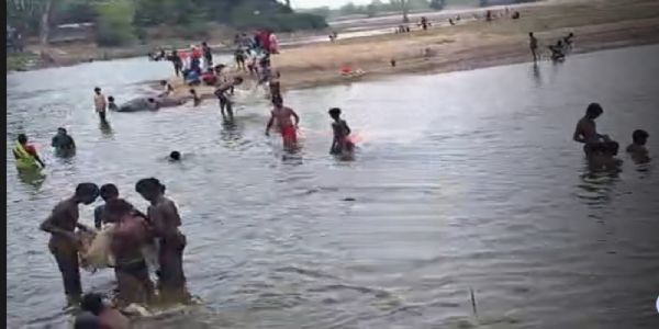 बलरामपुर : कन्हर का जलस्तर अंतिम पायदान पर, सूखती धारा में अवसर, मछुआरों की ‘बल्ले-बल्ले’