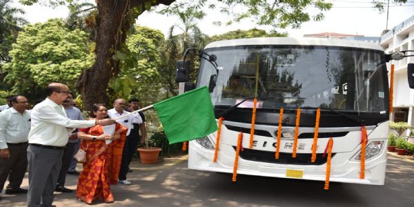 राज्यपाल डेका ने खैरागढ़ विश्वविद्यालय की नई बस को दिखाई हरी झंडी, विद्यार्थियों को मिलेगी सुविधा