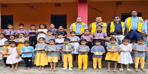 सिमराही के विद्यालय में लायंस क्लब की पहल, 40 बच्चों को मिली शैक्षणिक सामग्री