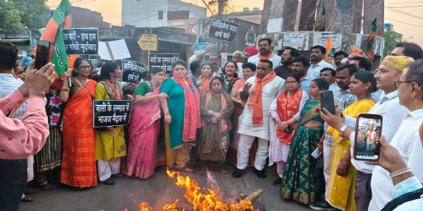 भाजपा महिला मोर्चा का विरोध प्रदर्शन, राहुल गांधी और अखिलेश यादव का पुतला फूंका
