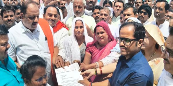 पंचायतों का कार्यकाल बढ़ाए जाने की मांग को लेकर सैकड़ों ग्राम प्रधानों ने किया कलेक्ट्रेट में प्रदर्शन