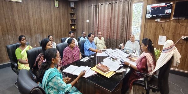 मध्याह्न भोजन योजना की समीक्षा बैठक में छात्रों को पेड़ के नीचे भोजन नहीं कराने का निर्देश