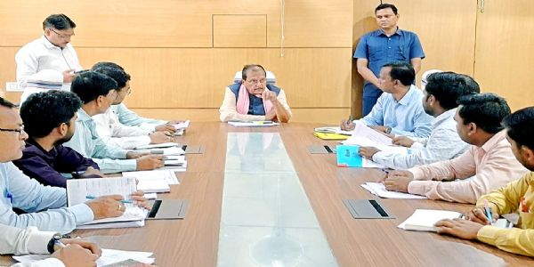 पलामू में भीषण गर्मी से बढ़ा पेयजल संकट, वित्त मंत्री राधा कृष्ण किशोर ने अधिकारियों को दिए त्वरित समाधान के निर्देश