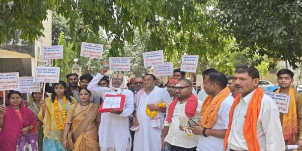 गौ सम्मान आह्वान अभियान : संताें और गौभक्तों ने निकाली संकीर्तन यात्रा, तहसीलों में सौंपा ज्ञापन