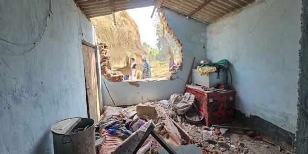 जंगली हाथी ने तोड़ा महिला का घर, हजारों की संपत्ति क्षतिग्रस्त