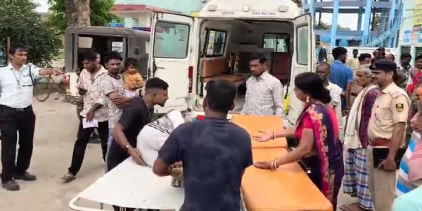 अज्ञात हाइवा की टक्कर से तीन युवक घायल, चालक फरार