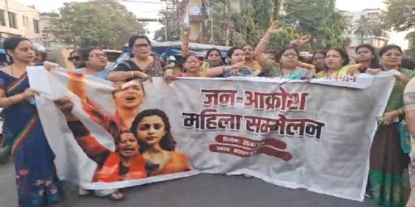 नारी सम्मान के मुद्दे पर सड़कों पर उतरीं एनडीए की महिला कार्यकर्ता