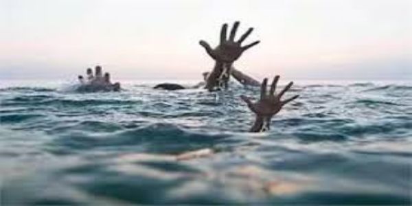 गंडक नदी में डूबी नाव, चारा लाने जा रहे भाई-बहन लापता