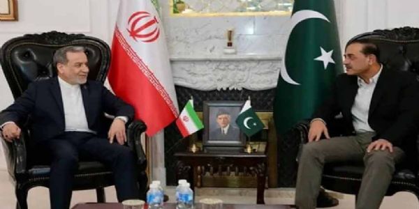 इस्लामाबाद में ईरान के विदेशमंत्री अब्बास अराघची और आसिम मुनीर । फोटो - दुनिया न्यूज