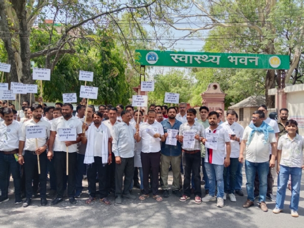 सैकड़ों दवा कारोबारियों स्वास्थ्य भवन पर प्रदर्शन कर किया घेराव