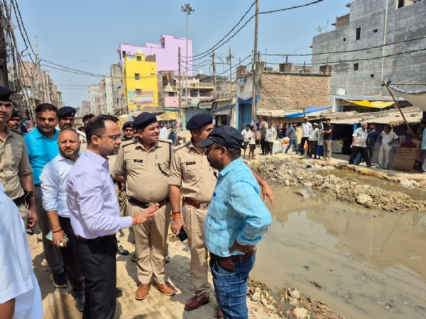 जिलाधिकारी ने किया डबल डेकर और खनुआ नाला का स्थलीय निरीक्षण