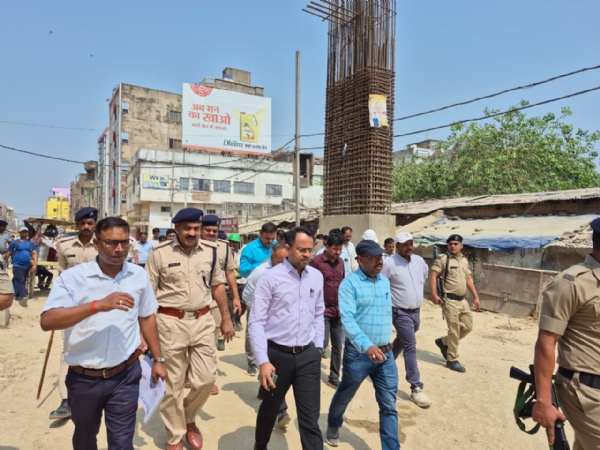 जिलाधिकारी ने किया डबल डेकर और खनुआ नाला का स्थलीय निरीक्षण