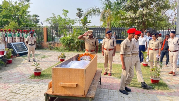 सारण में दिवंगत पुलिस अवर निरीक्षक विद्यानंद ठाकुर को दी गई ससम्मान अंतिम विदाई