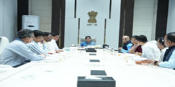 दिल्ली की मुख्यमंत्री रेखा गुप्ता के साथ अन्य लोग मौजूद।