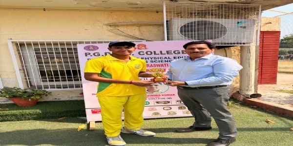 करण सोनी को मैन ऑफ द मैच का अवार्ड देते हुए एशिया कुराश रेसलिंग के महासचिव प्रवीण त्यागी।