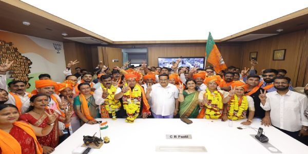 सूरत के लिम्बायत विधानसभा के विधायक संगीता पाटिल के विस्तार के चुने गए पार्षद