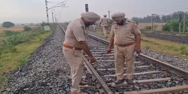 हरियाणा व पंजाब बाॅर्डर पर शंभु के निकट धमाके की जांच करती पुलिस