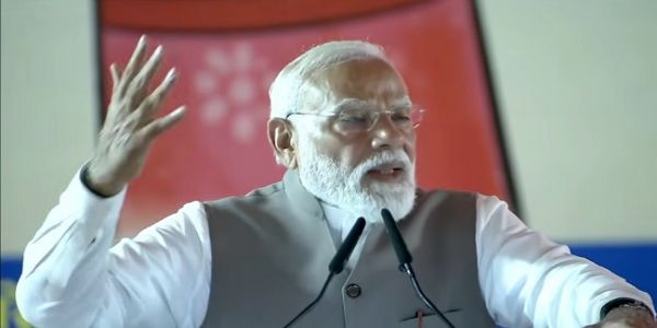 वाराणसी में नारी वंदन सम्मेलन को संबोधित करते प्रधानमंत्री नरेन्द्र मोदी